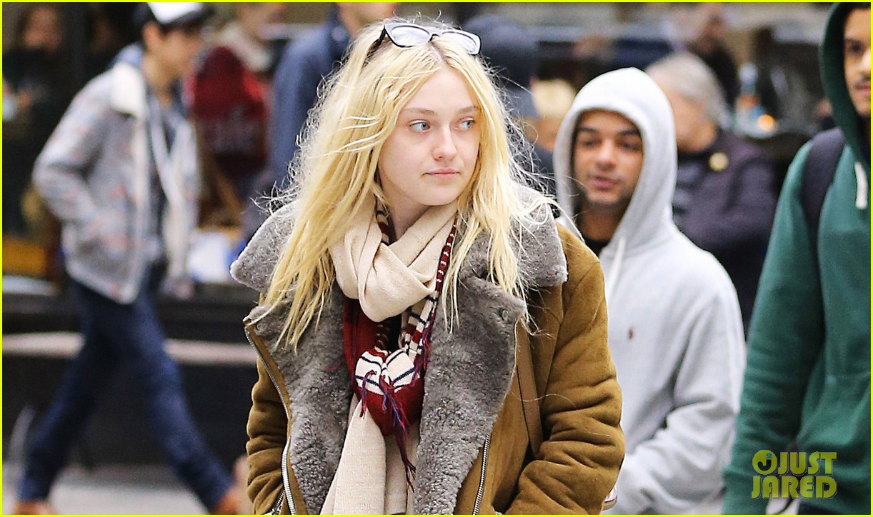 Dakota Fanning Shops in Soho!