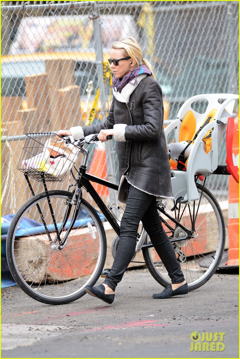 Naomi Watts: Big Apple Bike Ride!
