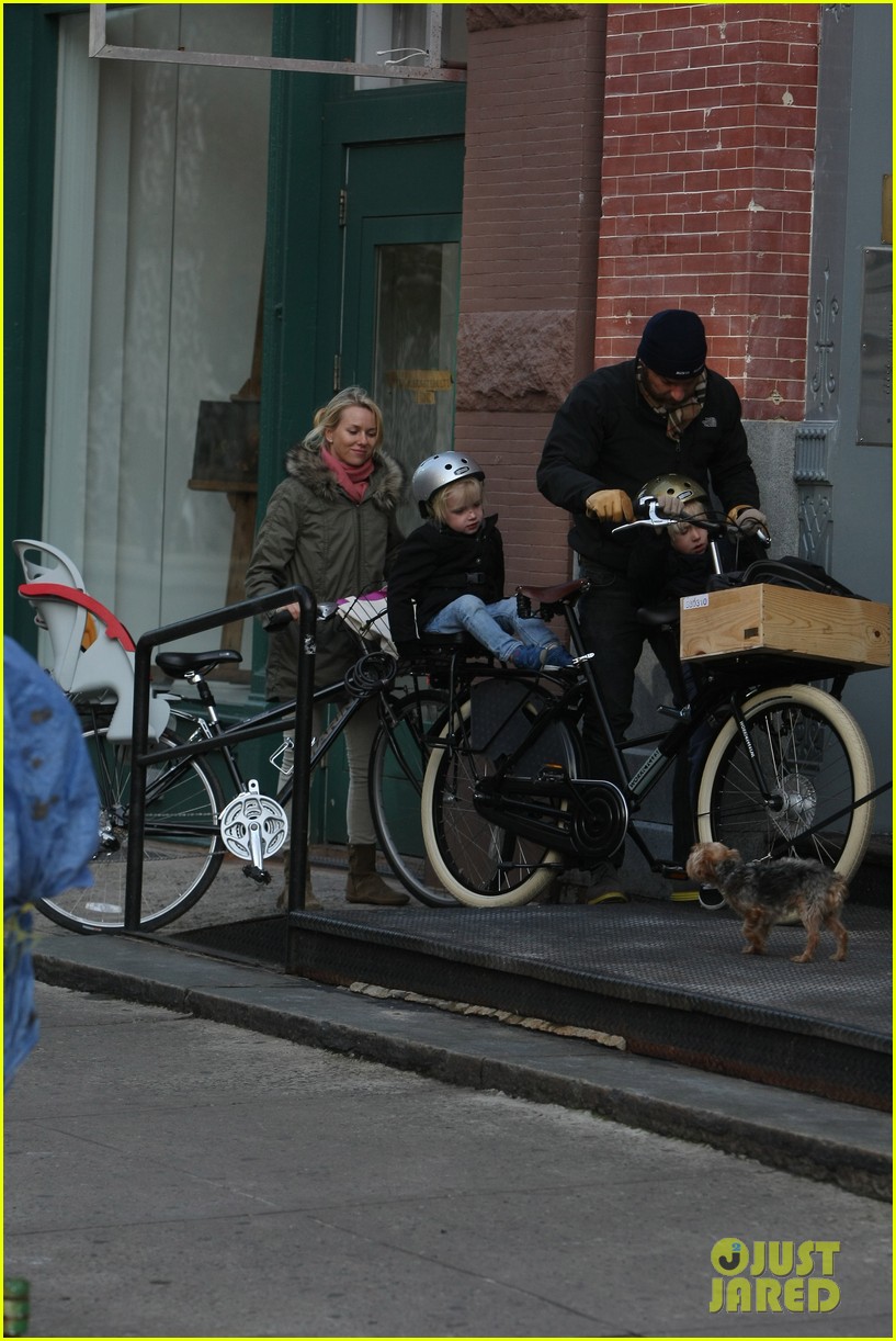 Naomi Watts & Liev Schreiber: Sunday Family Stroll!
