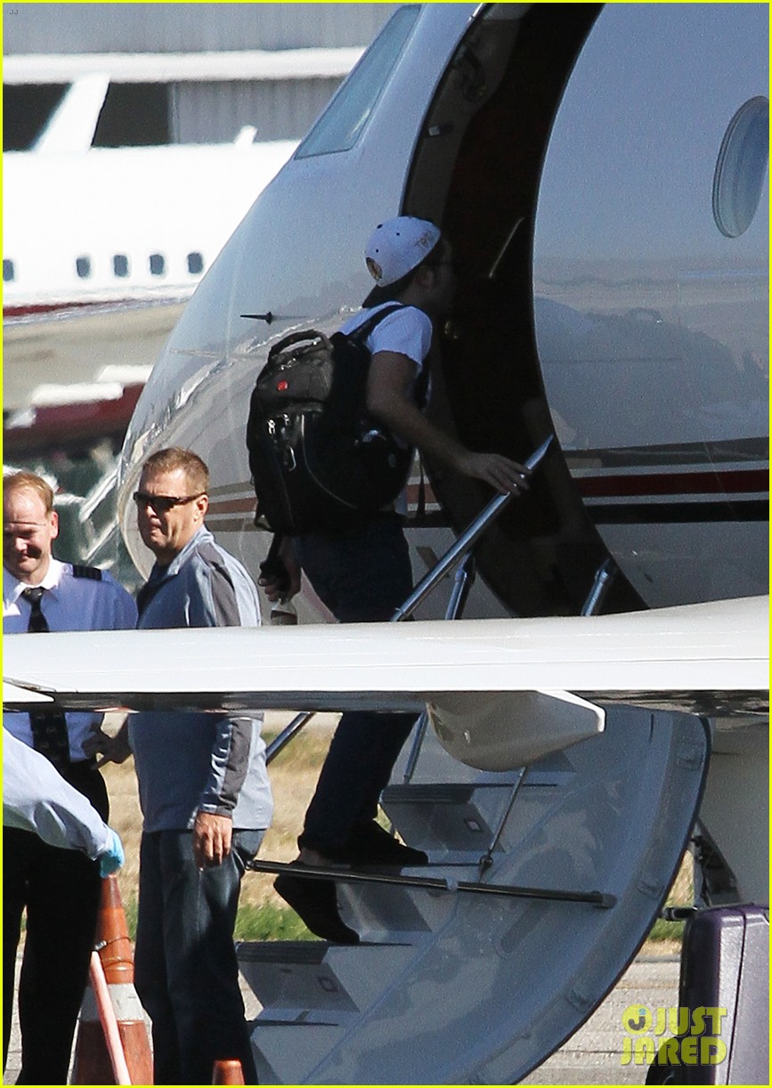 Kristen Stewart & Robert Pattinson Jet Out on Private Plane!