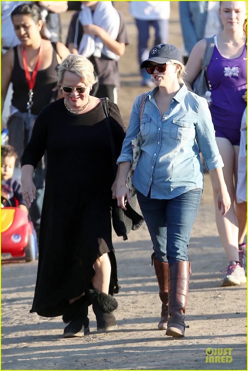 Reese Witherspoon: Ava's Track Event with Mother Betty!