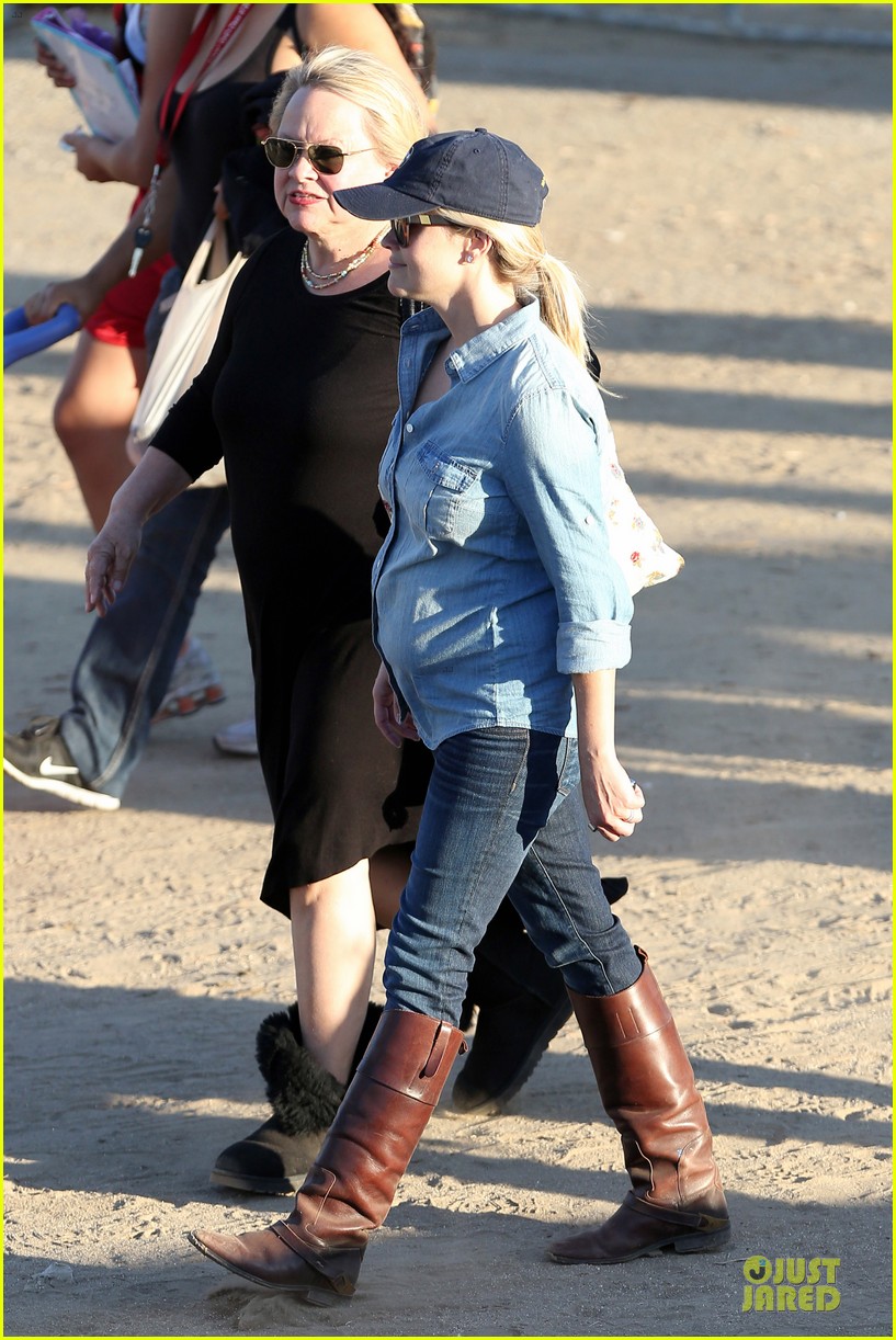 Reese Witherspoon: Ava's Track Event with Mother Betty!