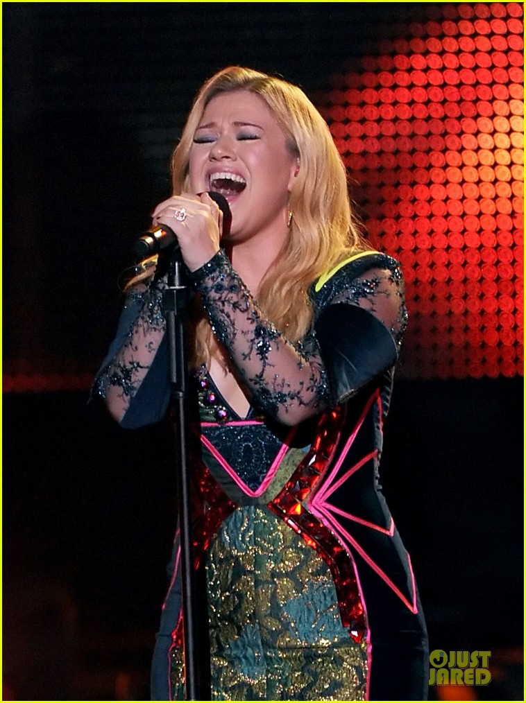 Newly Engaged Kelly Clarkson: VH1 Divas Performance - Watch Now!
