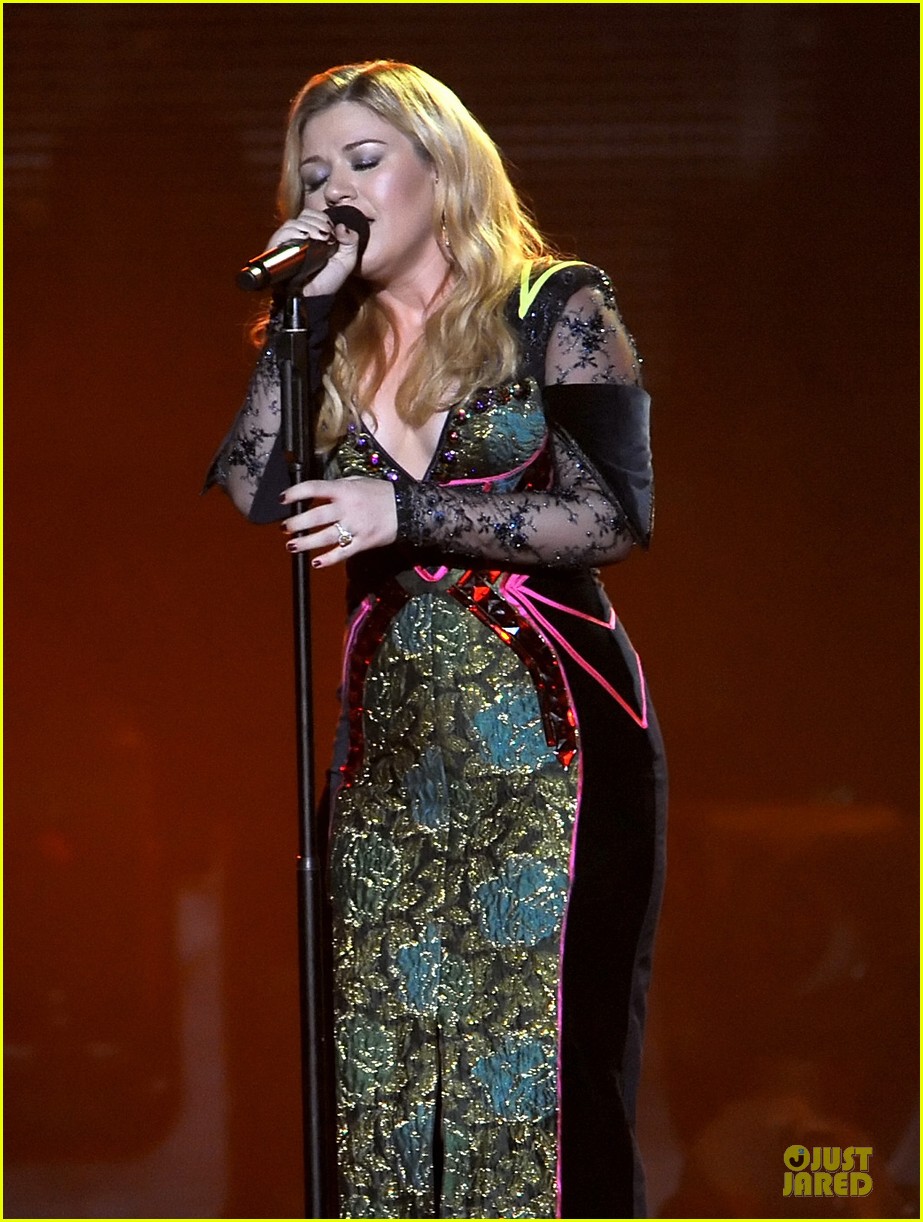 Newly Engaged Kelly Clarkson: VH1 Divas Performance - Watch Now!