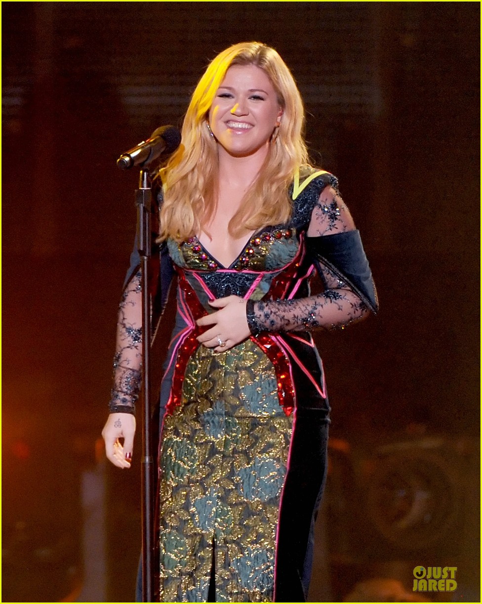 Newly Engaged Kelly Clarkson: VH1 Divas Performance - Watch Now!