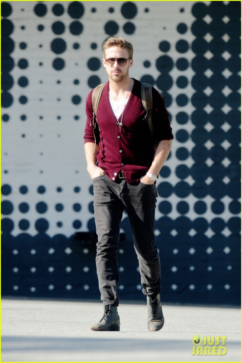 Ryan Gosling Wears New Sweater for Breakfast!