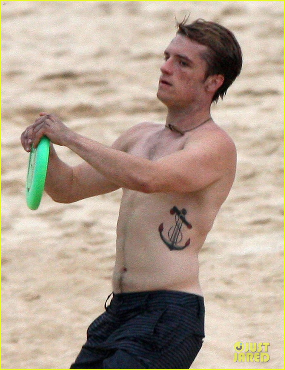 Josh Hutcherson: Shirtless Frisbee Player!