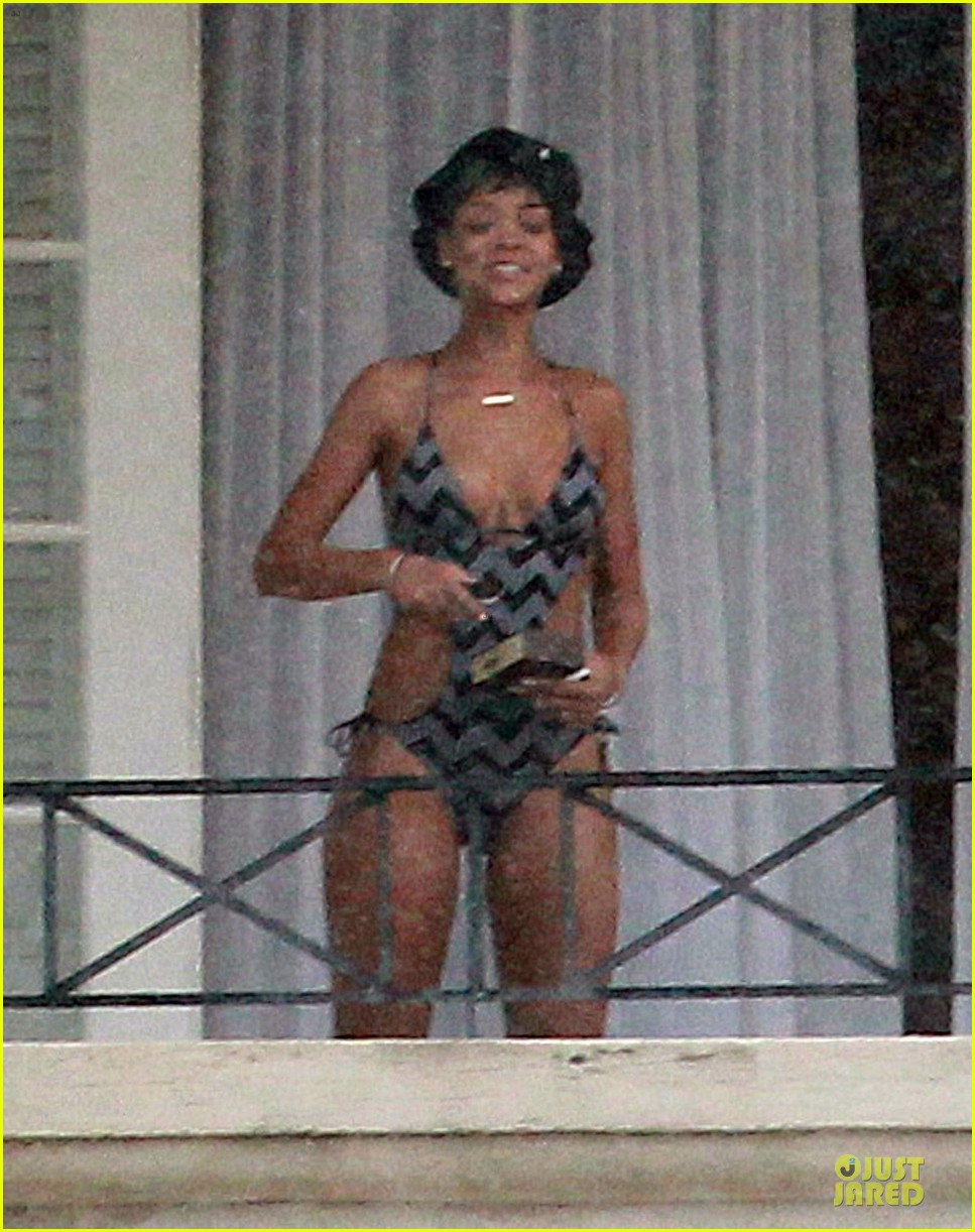 Rihanna: Queen Elizabeth Hospital Donor!