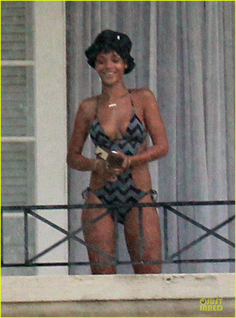 Rihanna: Queen Elizabeth Hospital Donor!