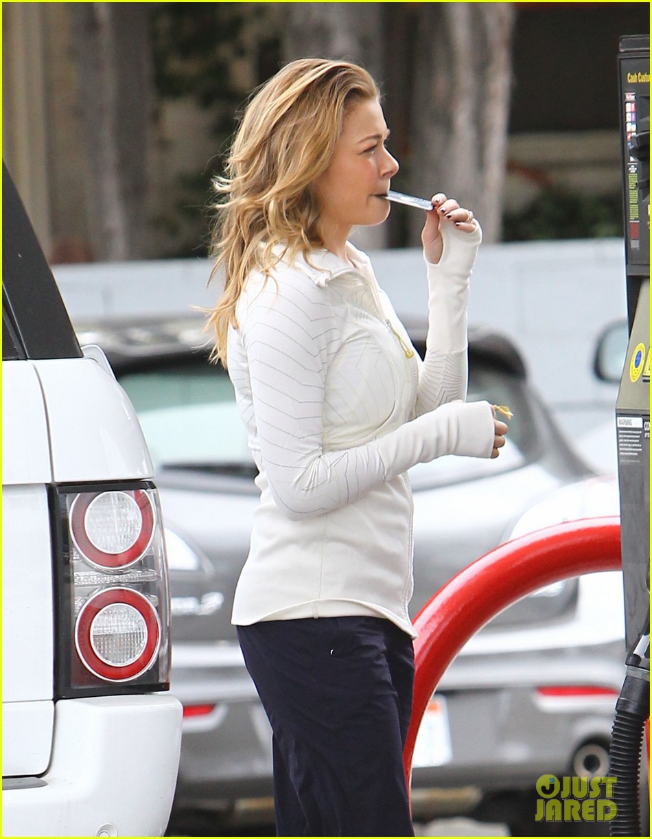 LeAnn Rimes: Gas Station Gal! - Just Jared - Celebrity News and Gossip