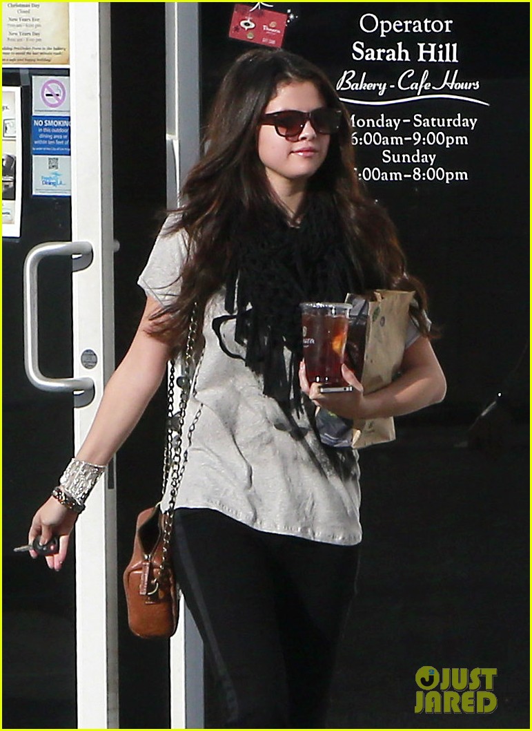 does selena gomez smoke cigarettes  Sectret Smoker  The CigarMonkeys Selena Gomez Lights Up for
