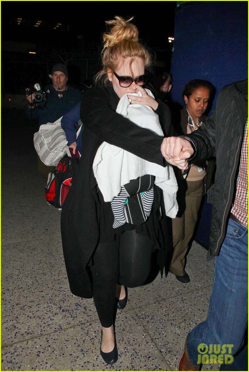 Adele & Baby Land in Los Angeles for Golden Globes