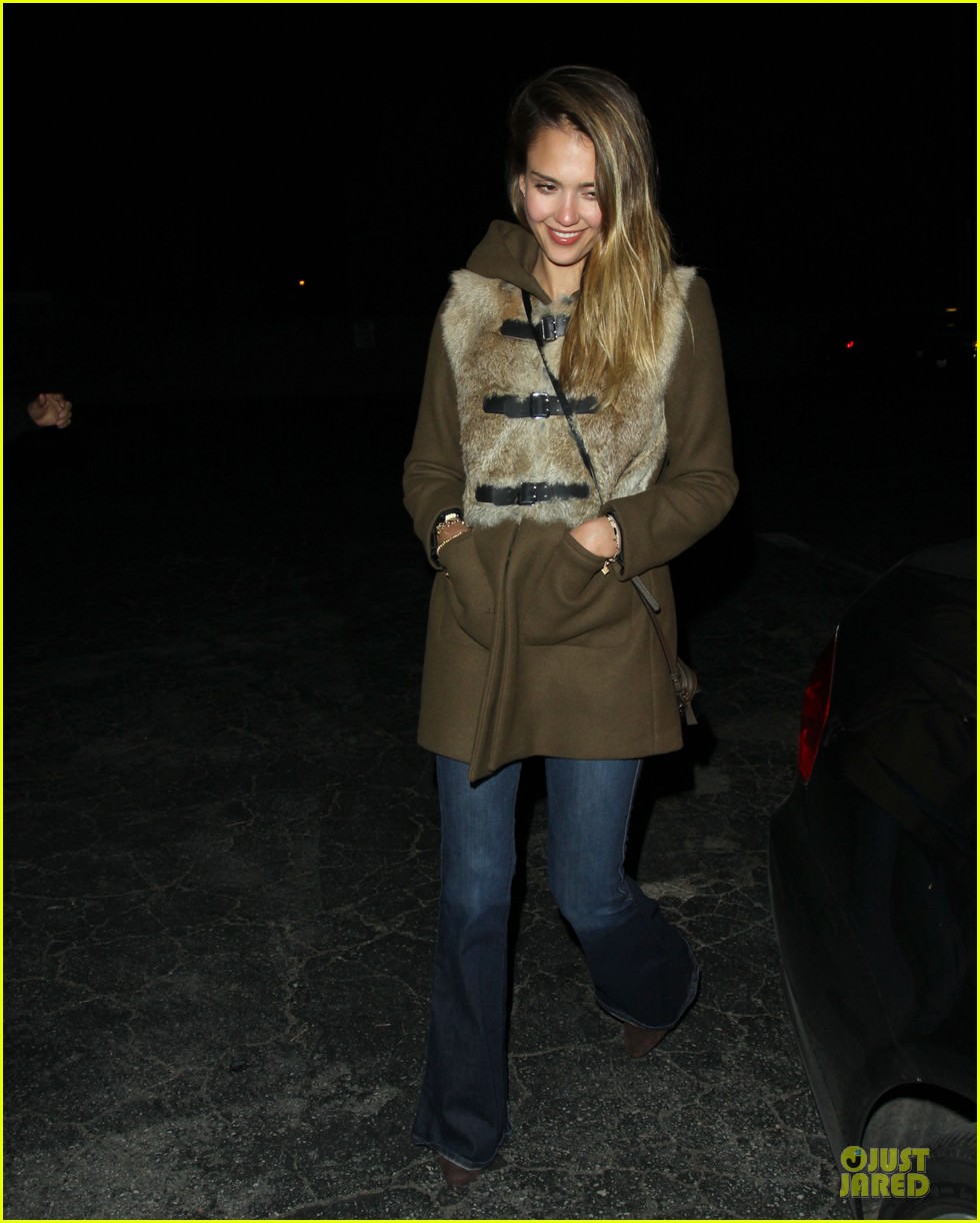 Jessica Alba Wraps Up Work Week with Drinks!