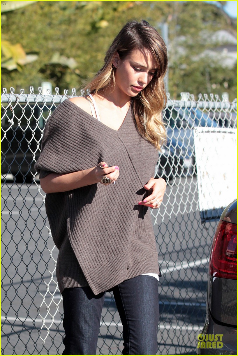 Jessica Alba Wraps Up Work Week with Drinks!