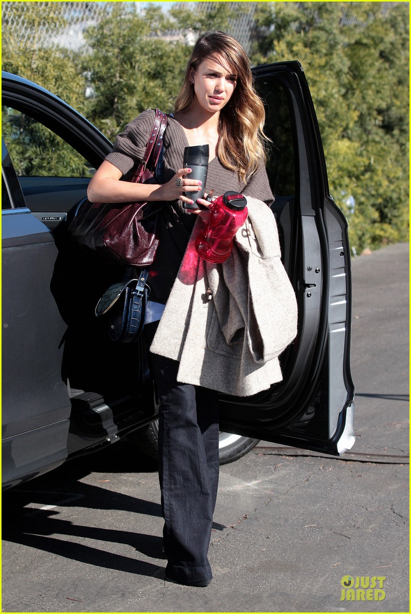 Jessica Alba Wraps Up Work Week with Drinks!