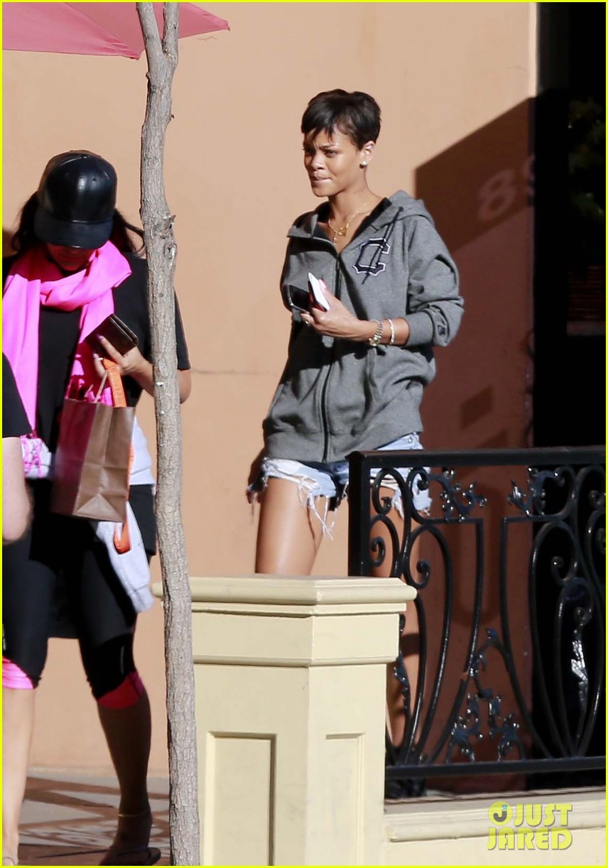 Rihanna: Fan Friendly After Nail Appointment!