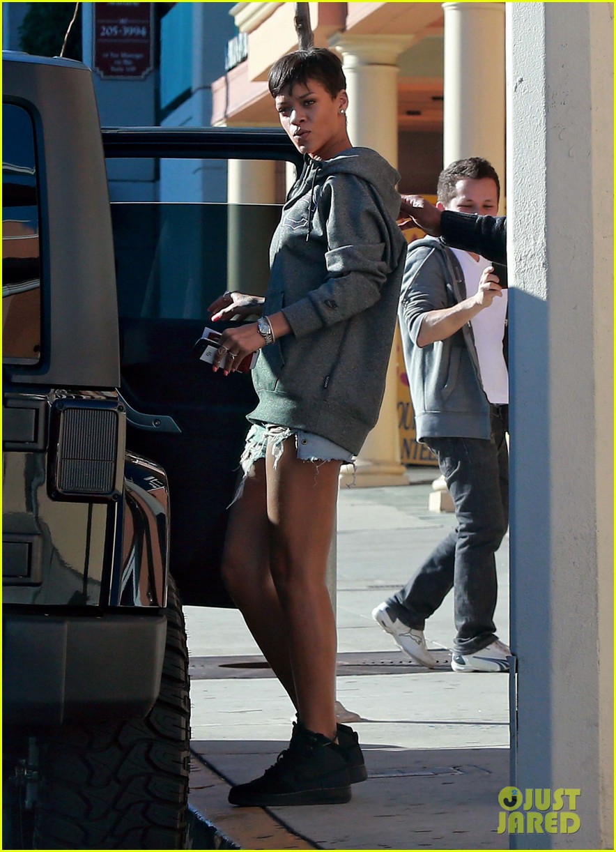 Rihanna: Fan Friendly After Nail Appointment!