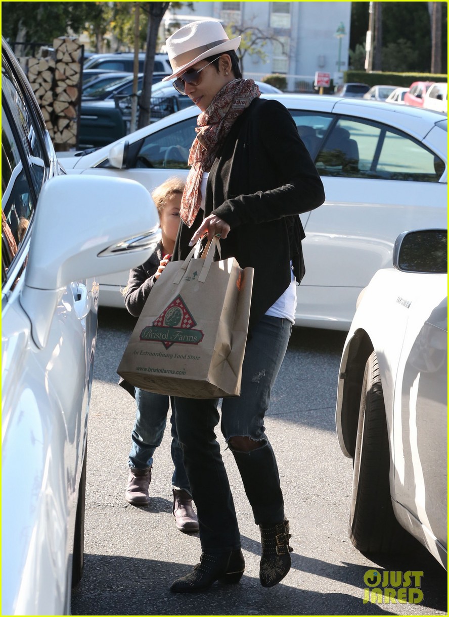 Halle Berry: Bristol Farms Stop with Nahla!