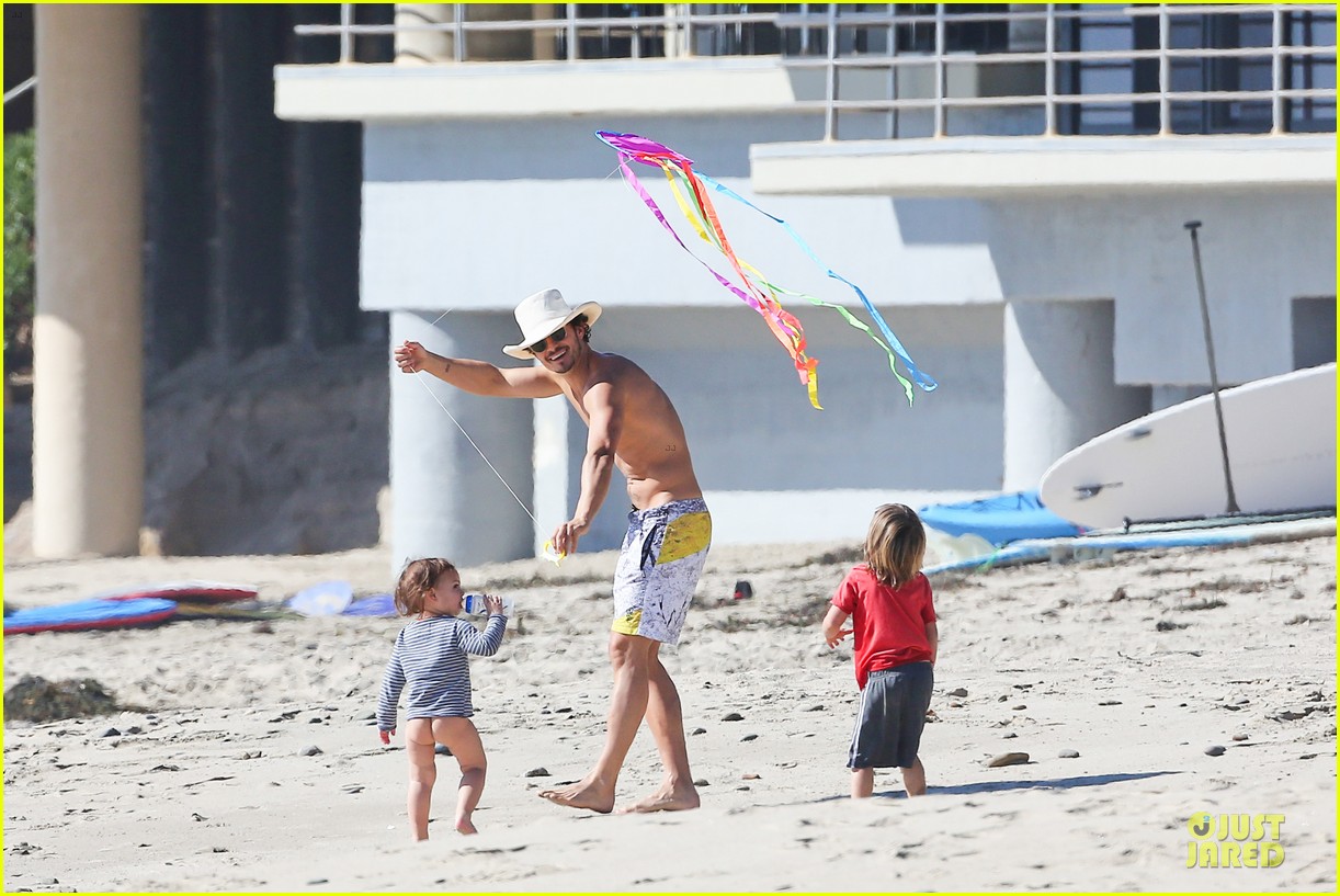 Miranda Kerr & Shirtless Orlando Bloom: Kite Flying with Flynn!