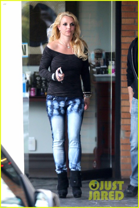 Britney Spears: Solo Spa Day!