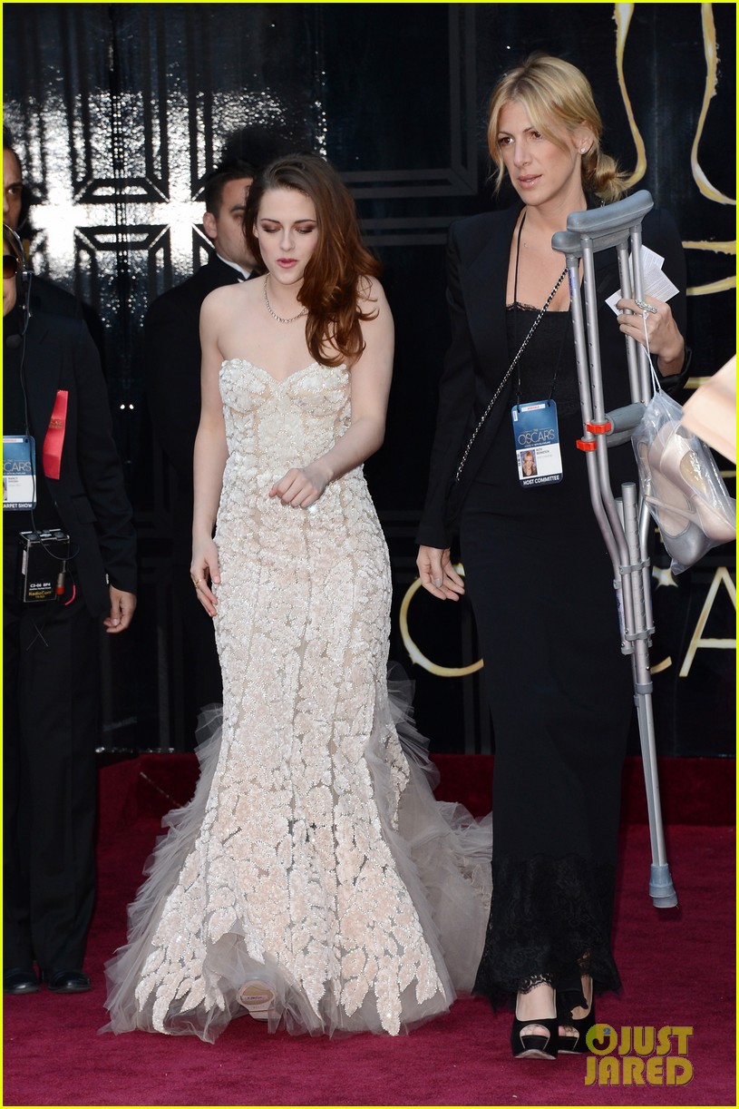 Kristen Stewart - Oscars 2013 Red Carpet on Crutches!