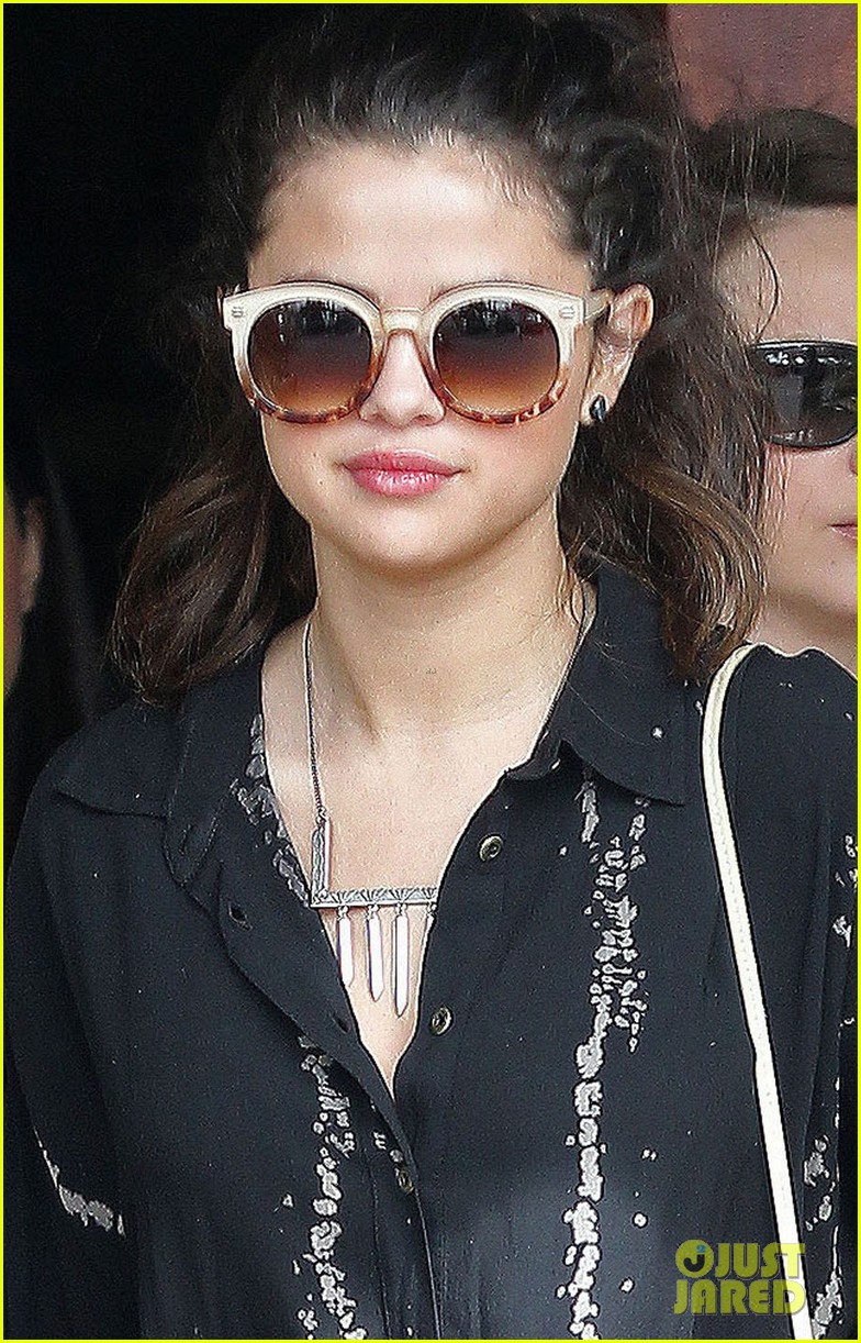 Selena Gomez: Coral Tree Cafe Lunch!