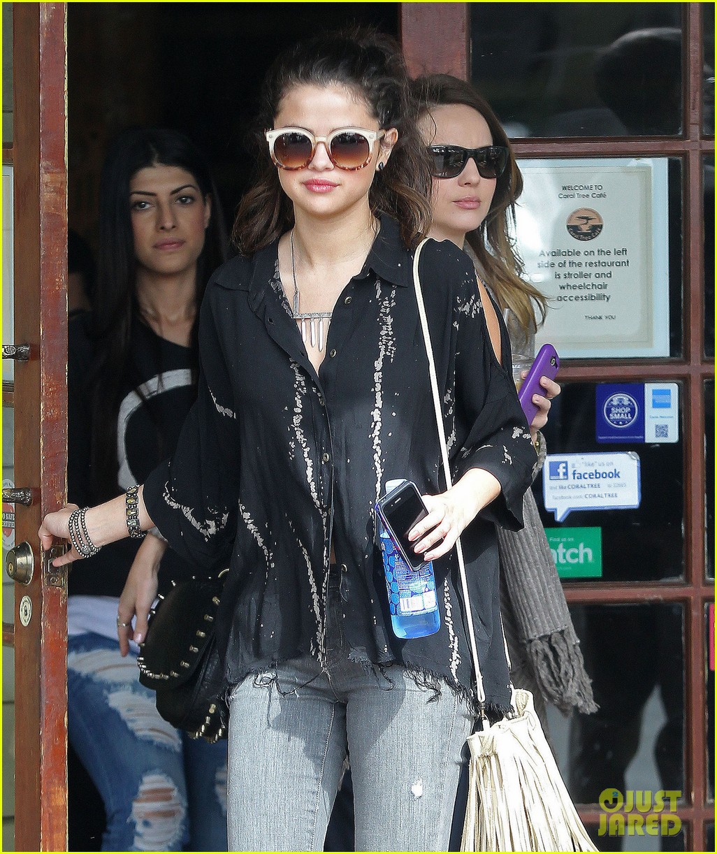 Selena Gomez: Coral Tree Cafe Lunch!