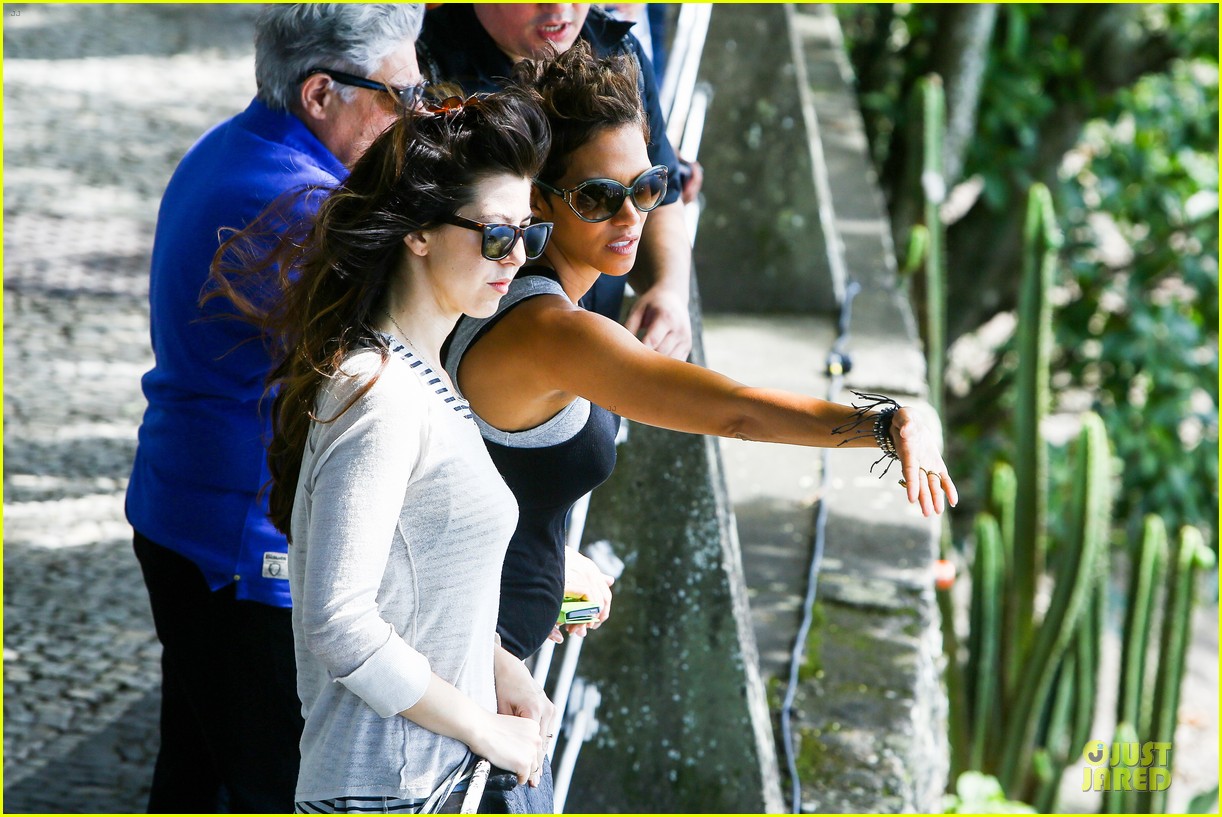 Halle Berry: Pregnant Brazilian Sightseeing!