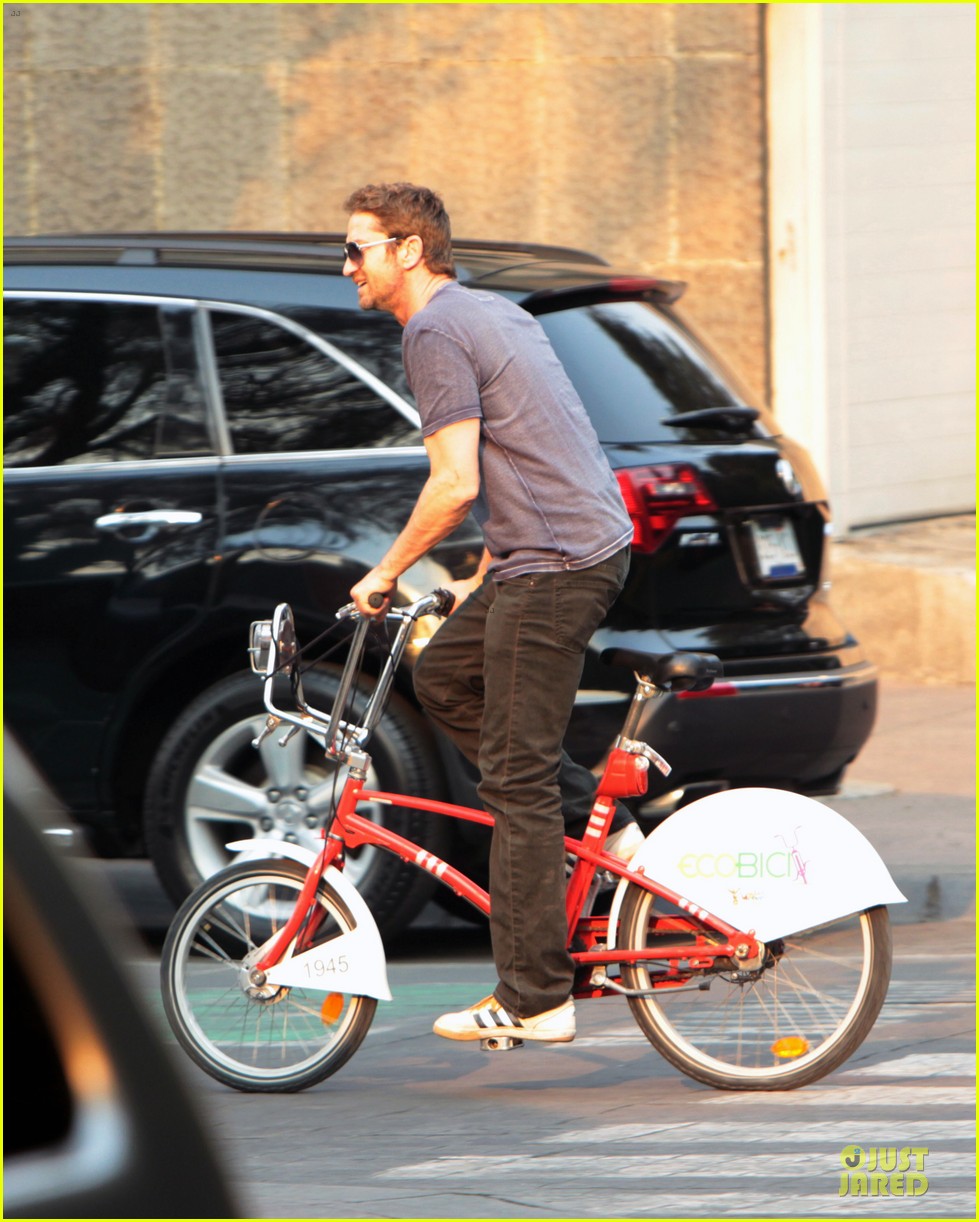 Gerard Butler: Biking Riding in Mexico!