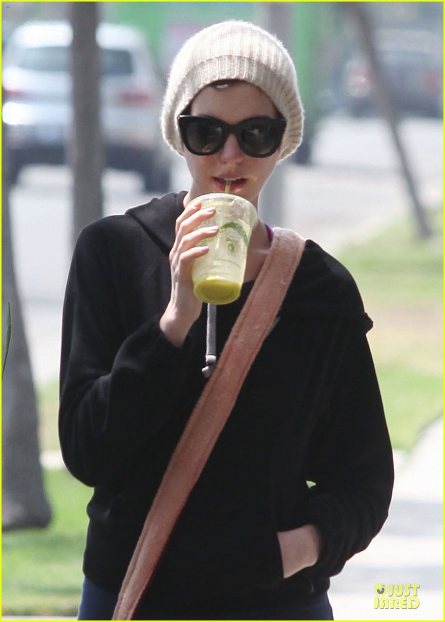 Anne Hathaway: Baby Bump Amusement!
