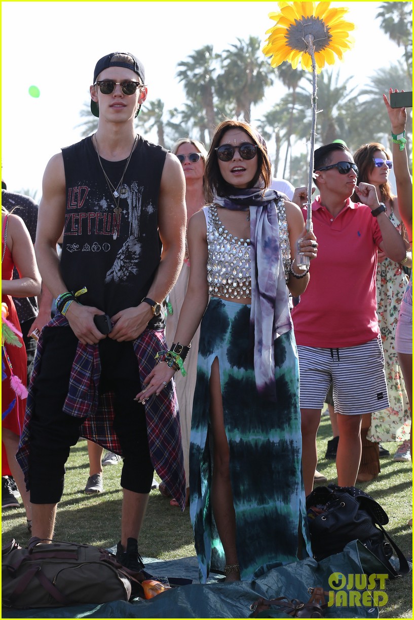 Vanessa Hudgens & Austin Butler: Coachella Cuddles!
