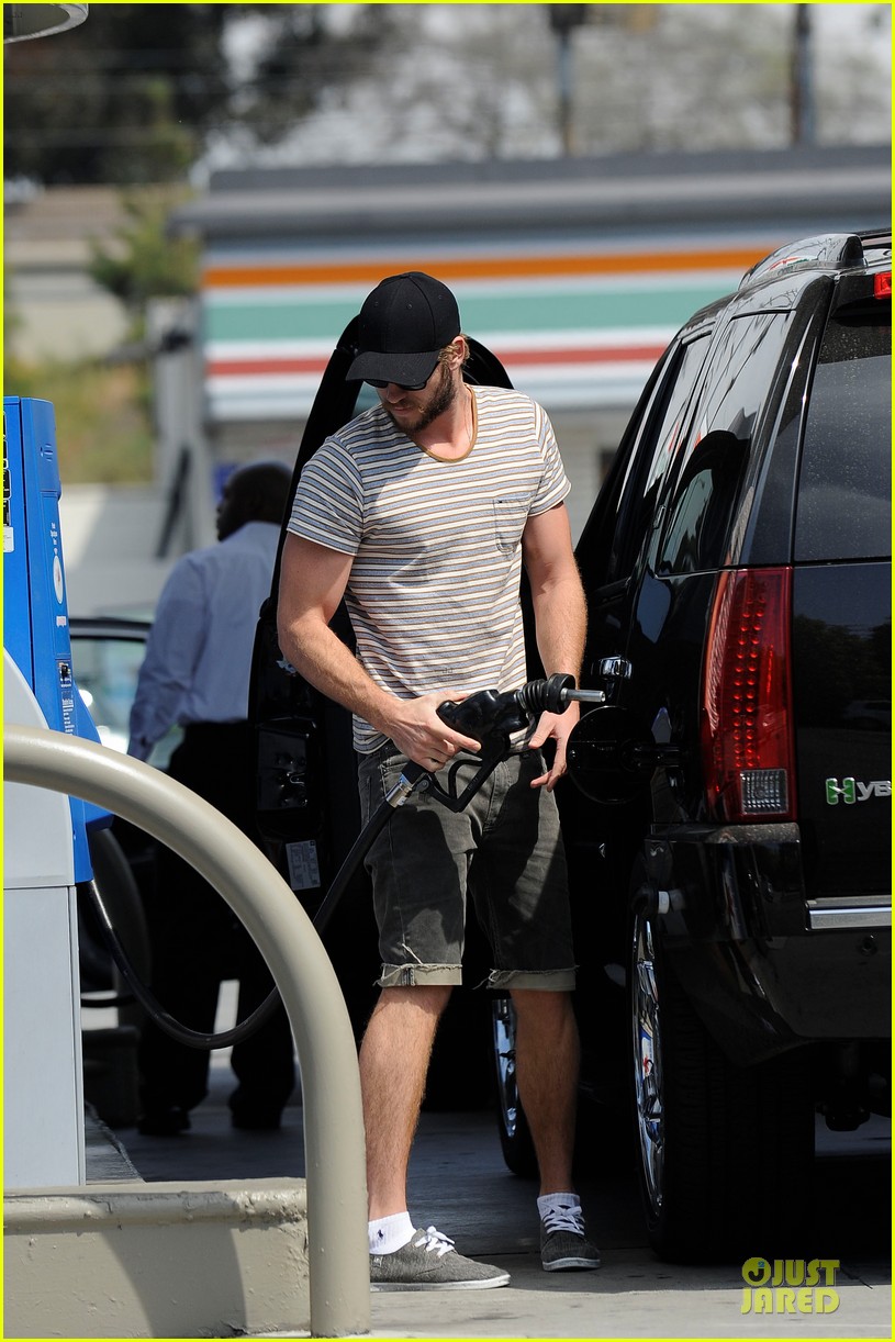 Liam & Chris Hemsworth: Filling Up on Gas & Groceries!
