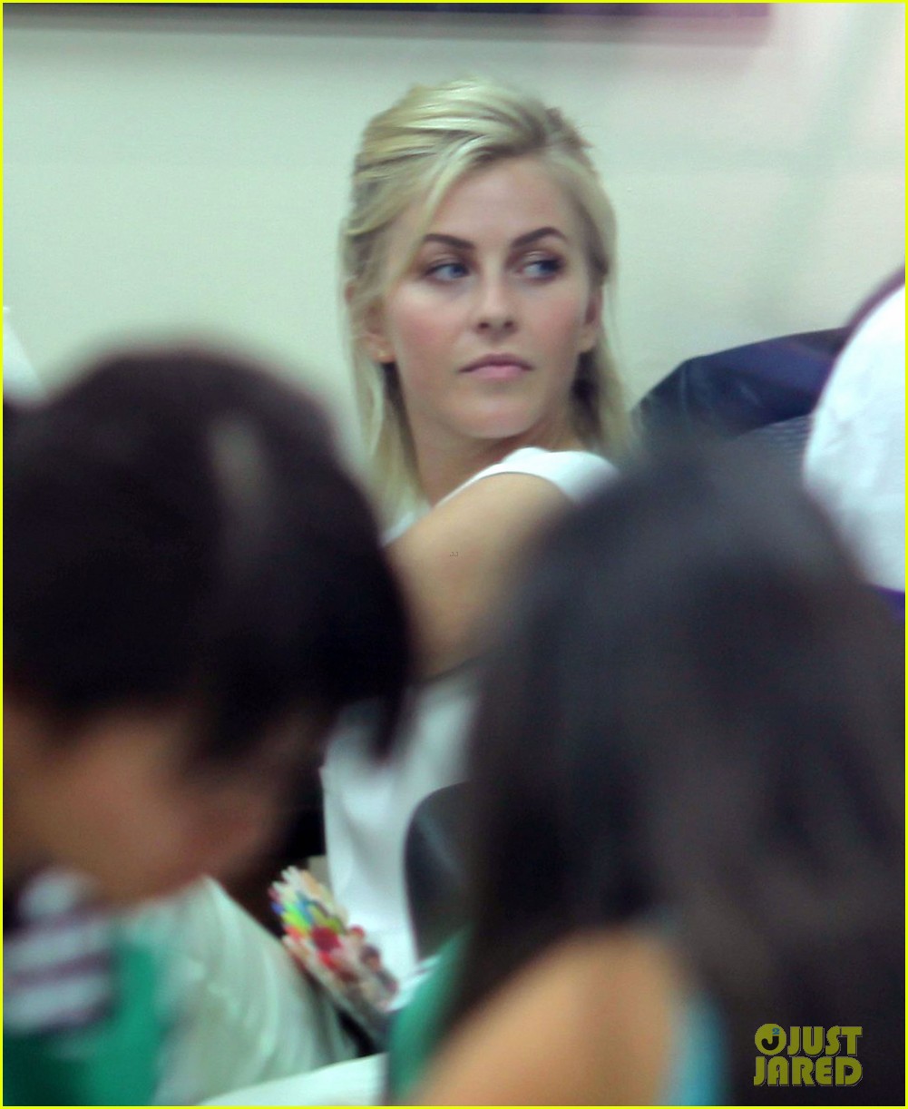 Olivia Munn & Julianne Hough: Mani-Pedi Gal Pals!