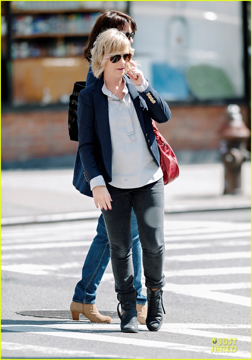 Amy Poehler & Michael Buble: Chicken-eers on 'Fallon'!