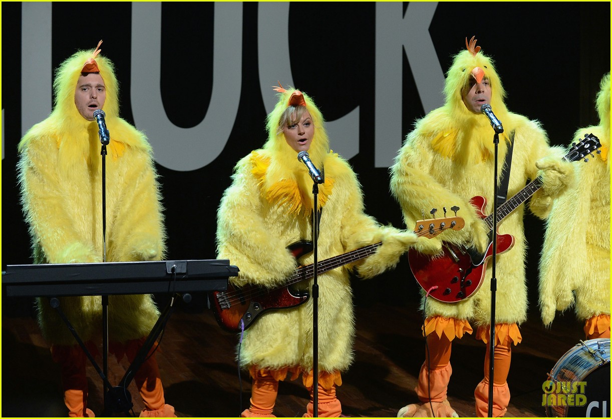 Amy Poehler & Michael Buble: Chicken-eers on 'Fallon'!