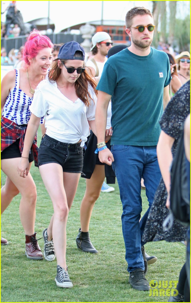 Kristen Stewart & Robert Pattinson: Holding Hands at Coachella Day 2!