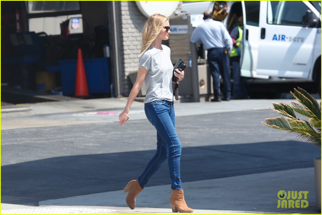 Rosie Huntington-Whiteley: Gas Station Stop!