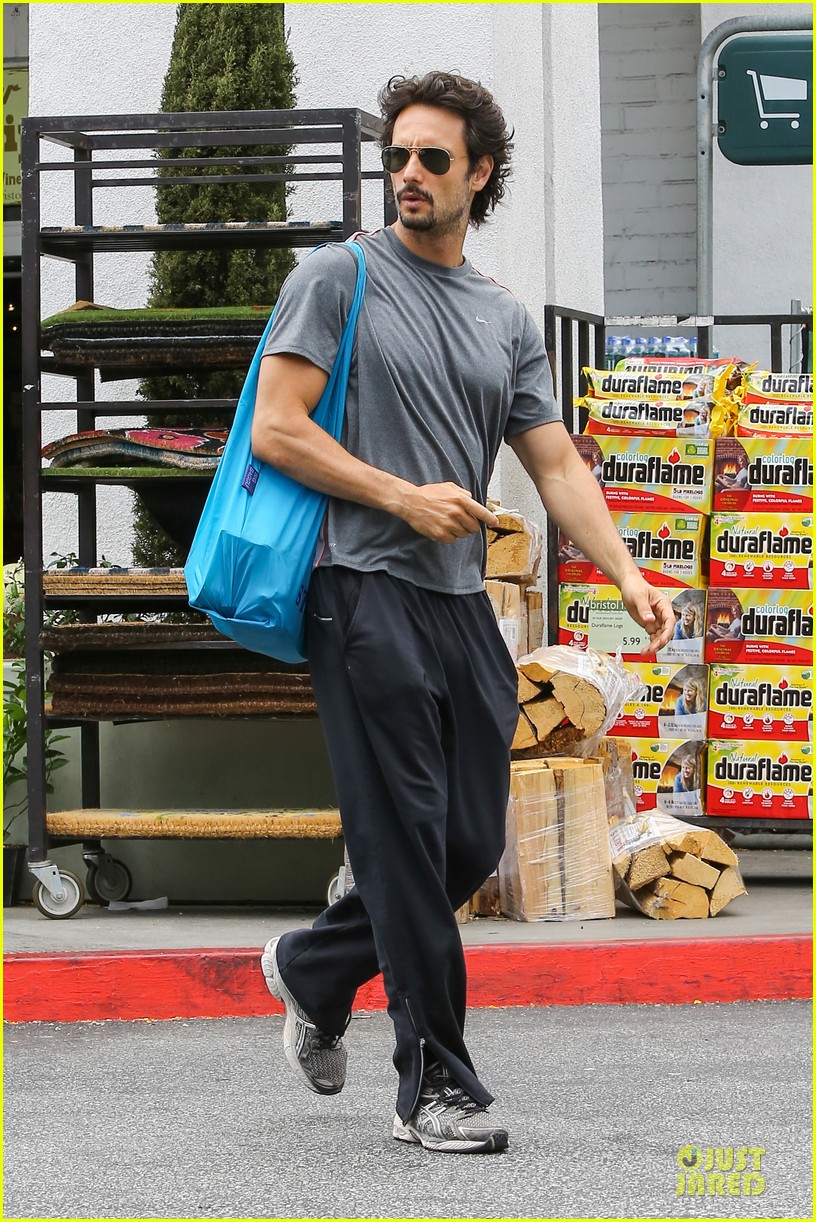 Rodrigo Santoro: Bristol Farms Gun Show!