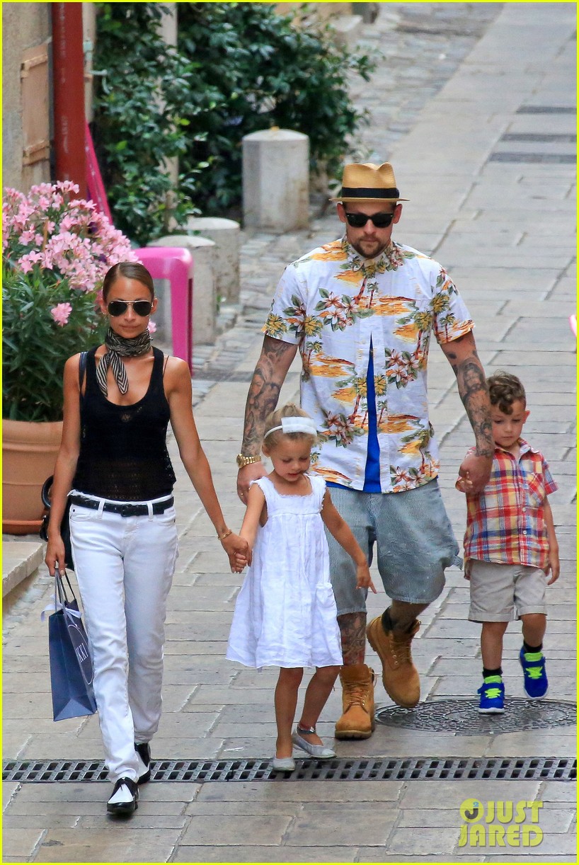 Nicole Richie: Bikini Vacation with the Family!