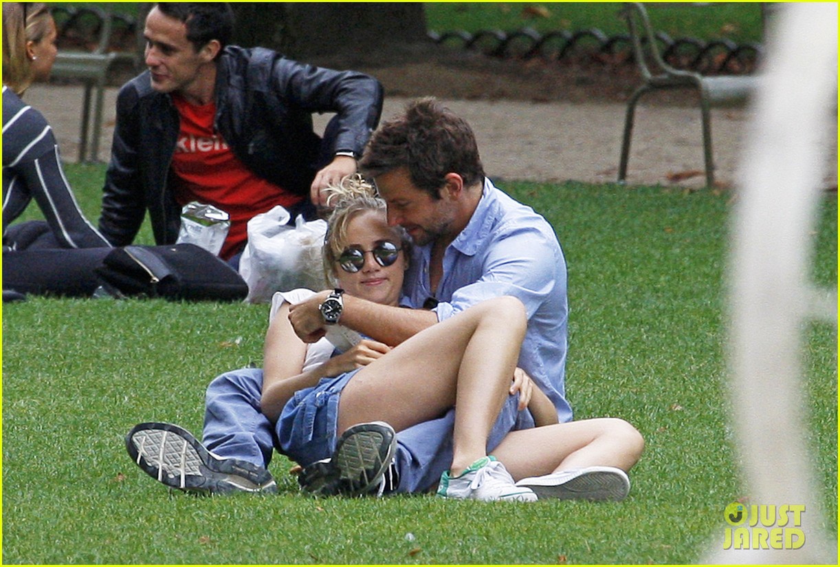 Bradley Cooper & Suki Waterhouse Snuggle in Paris Park!