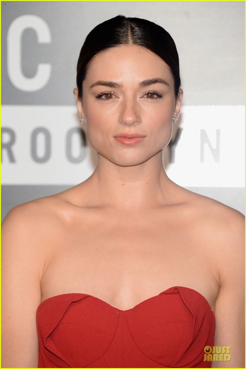 Crystal Reed & Holland Roden - MTV VMAs 2013 Red Carpet