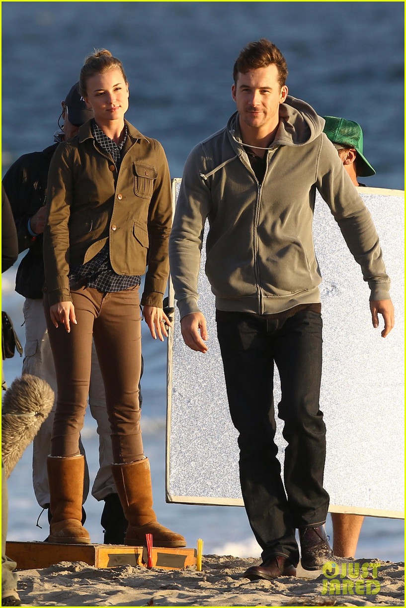 Emily VanCamp Kisses Barry Sloane for 'Revenge' Beach Scene