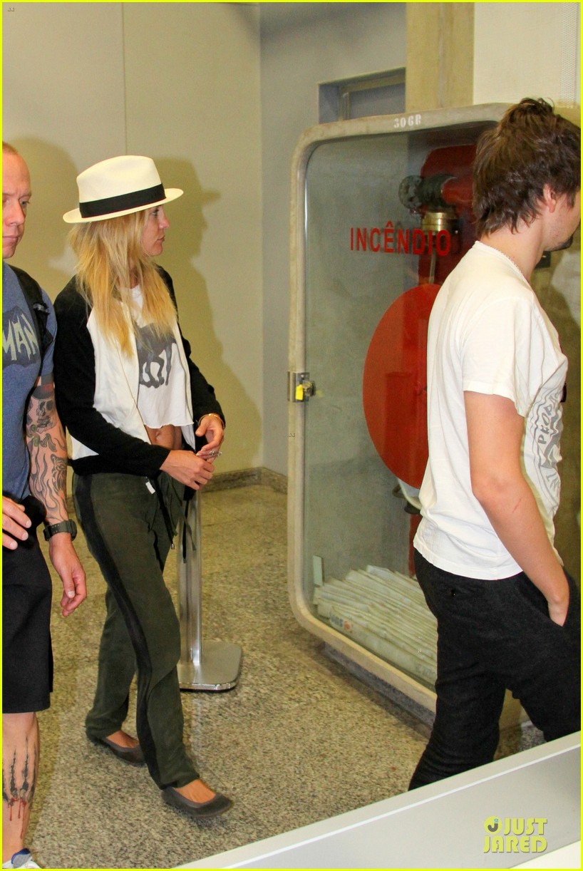 Kate Hudson Flashes Flat Tummy for Rio De Janeiro Departure!