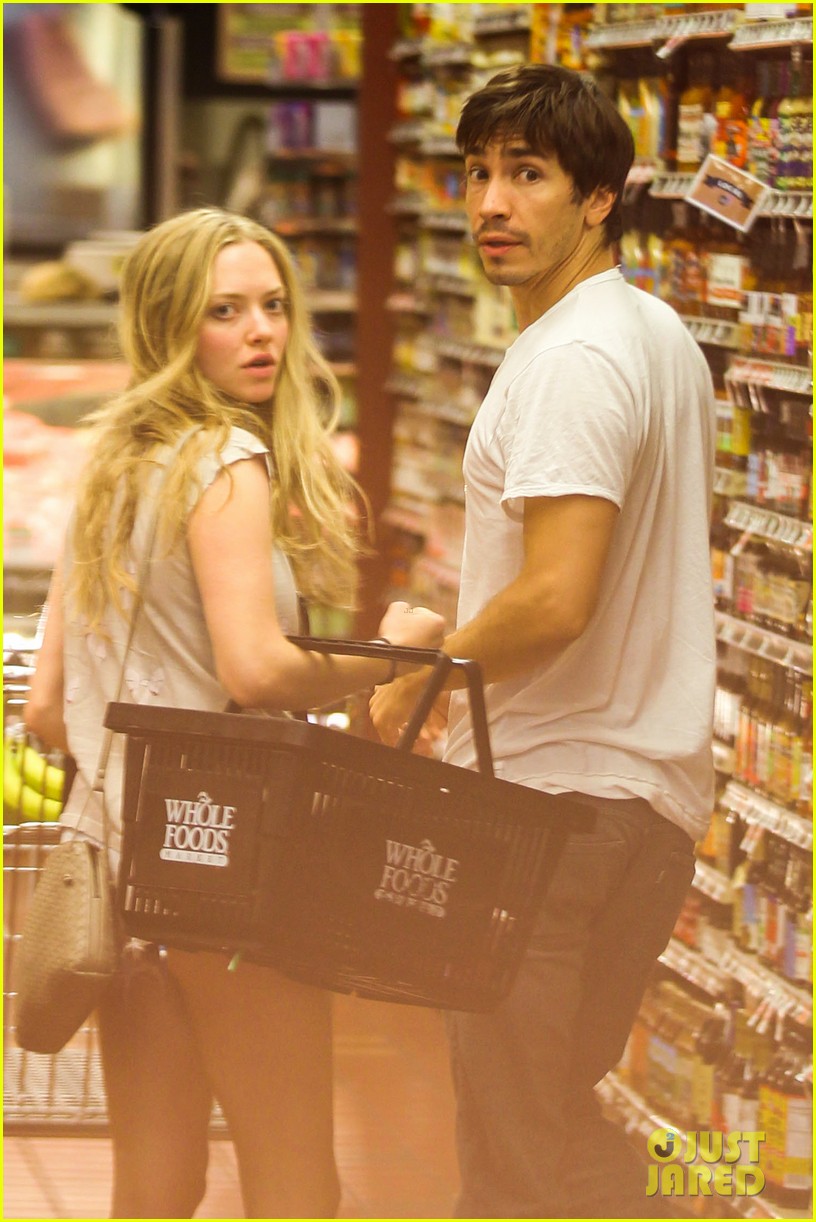 Amanda Seyfried & Justin Long Grocery Shop for Labor Day