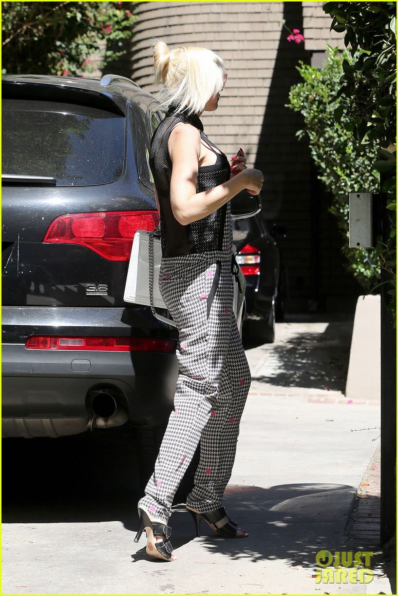 Gwen Stefani & Possible Baby Bump Attend Birthday Party