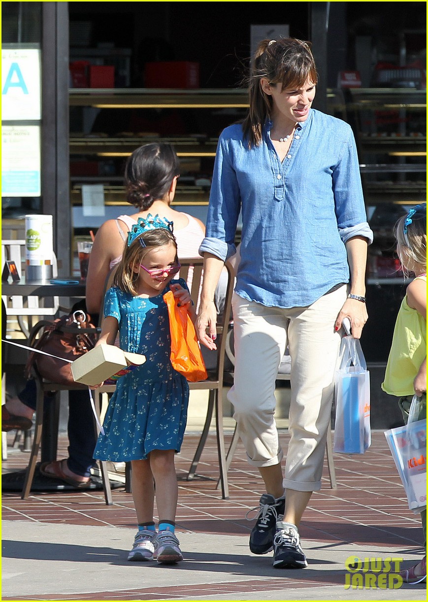 Jennifer Garner: Brentwood Birthday Party with Seraphina