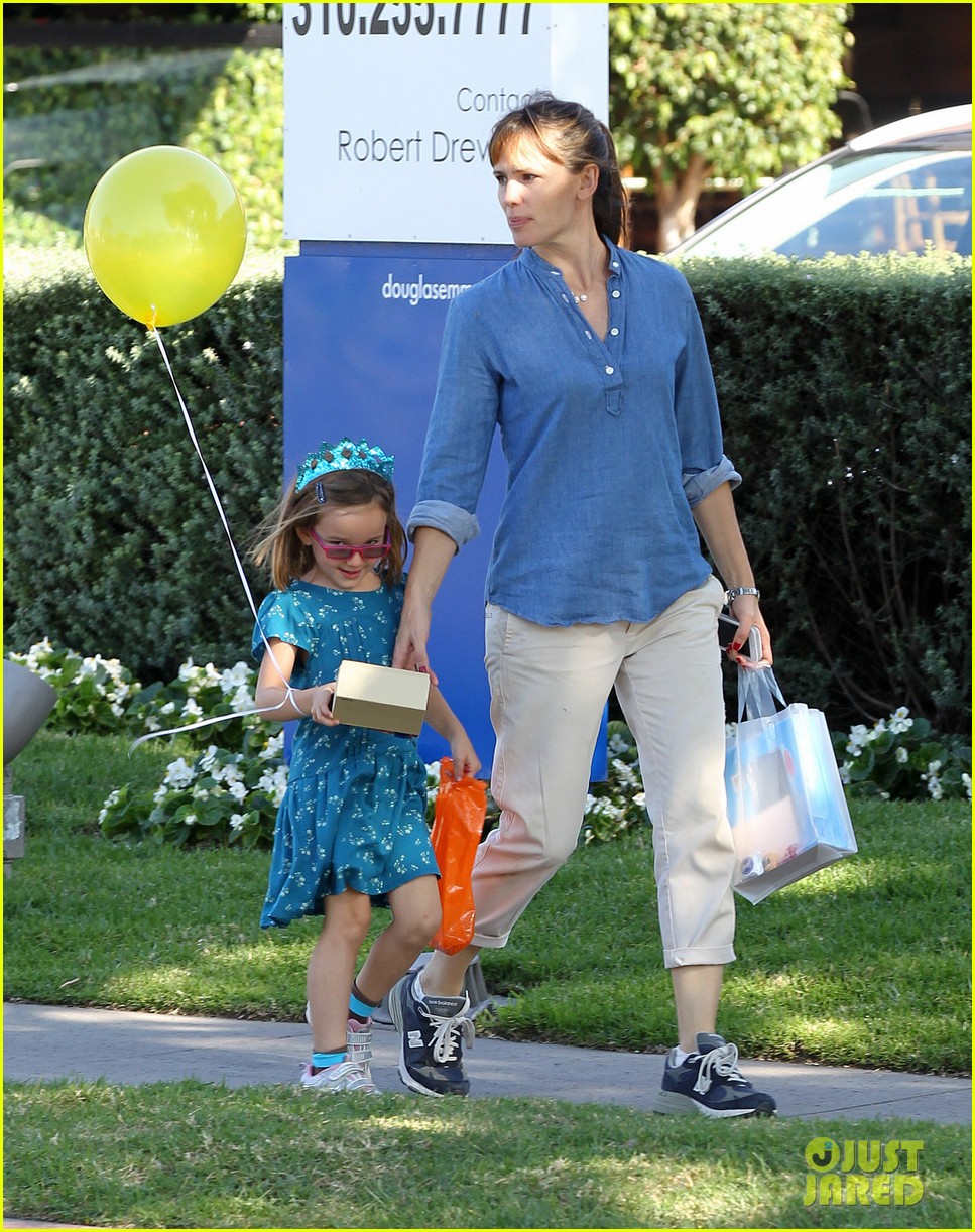 Jennifer Garner: Brentwood Birthday Party with Seraphina