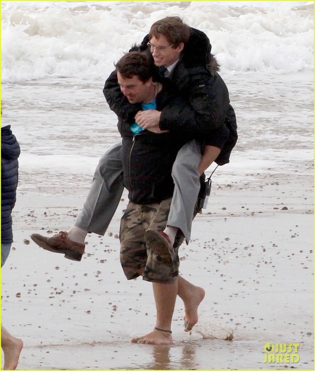 Eddie Redmayne: Piggyback Ride for 'Theory of Everything'!