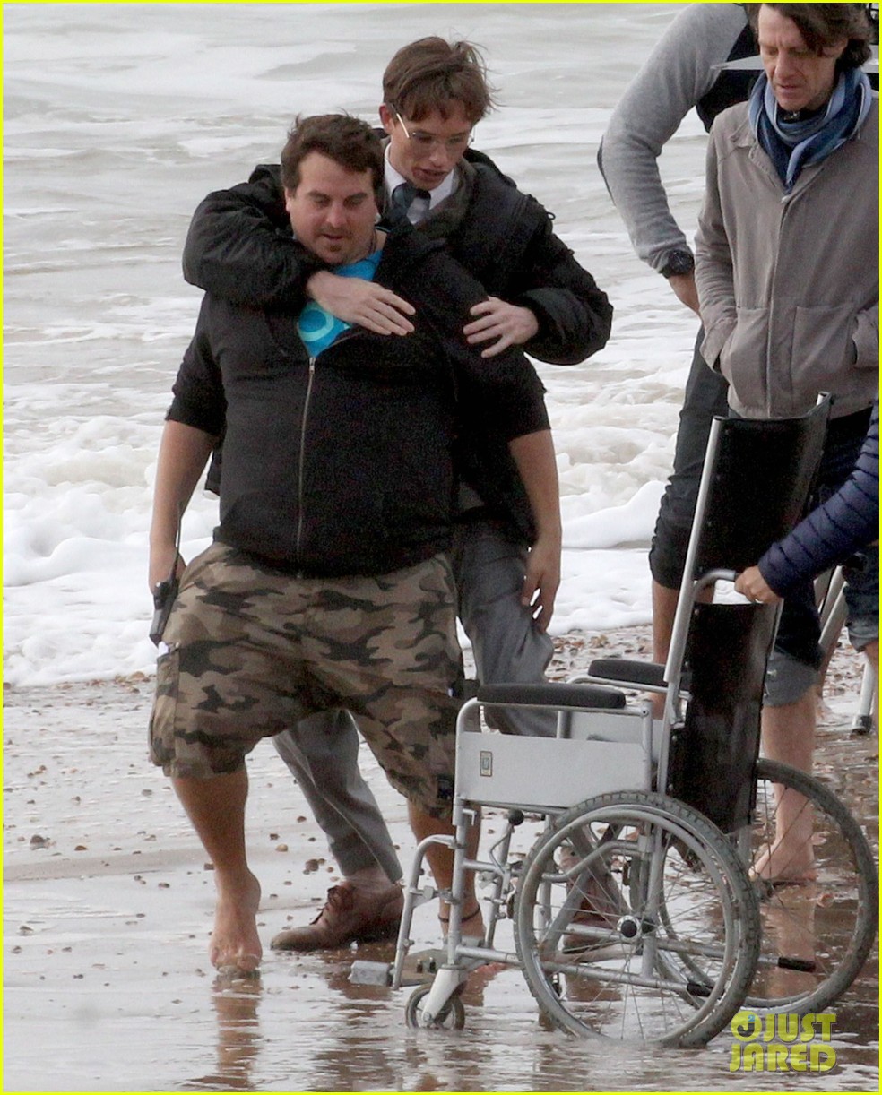 Eddie Redmayne: Piggyback Ride for 'Theory of Everything'!