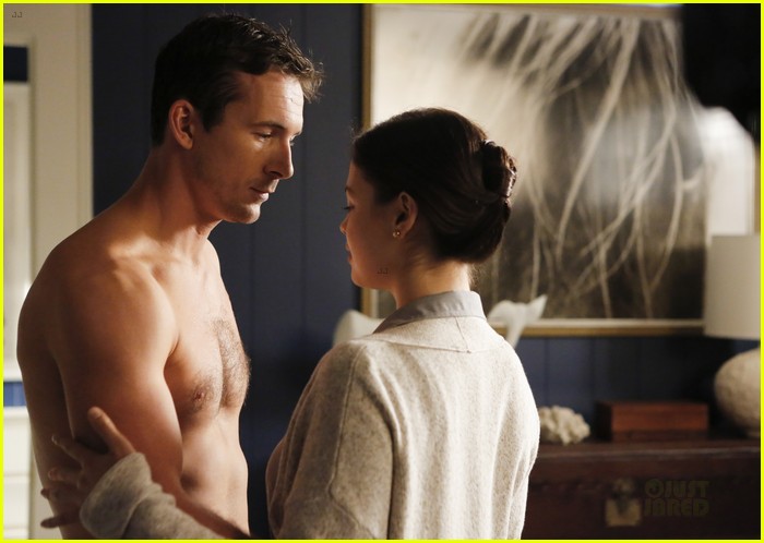 Barry Sloane Shirtless for 'Revenge,' Gabriel Mann is 'Da Man'